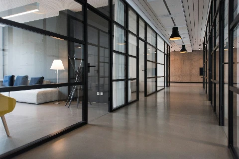 Modernes Büro mit Glaswänden